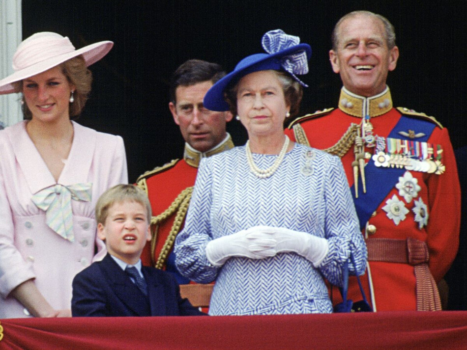Елизавета II, принц Филипп, принц Чарльз, принцесса Диана и принц Уильям, стоят на балконе Букингемского дворца во время демонстрации войск