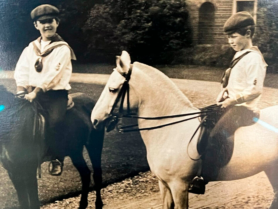 Архивное фото двоюродных дедушек принцессы Дианы, Сесила и Джорджа Спенсеров верхом на пони в начале 1900-х годов