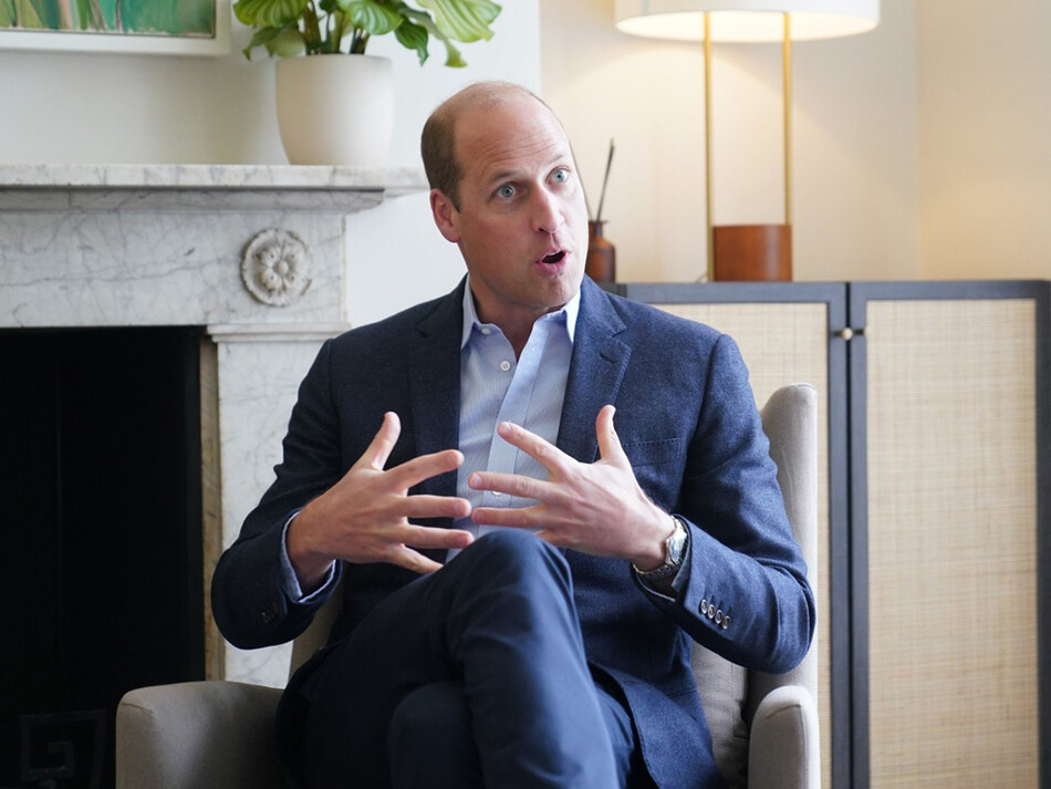 Принц Уильям, герцог Кембриджский общается с работниками благотворительной организации, центра James' Place в Лондоне, 3 мая 2022 года в Лондон, Англия