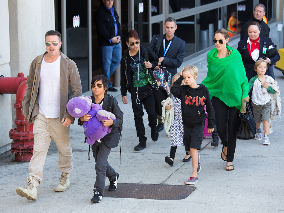 Брэд Питт и Анджелина Джоли со своими детьми 05 февраля 2014 года в Лос-Анджелесе