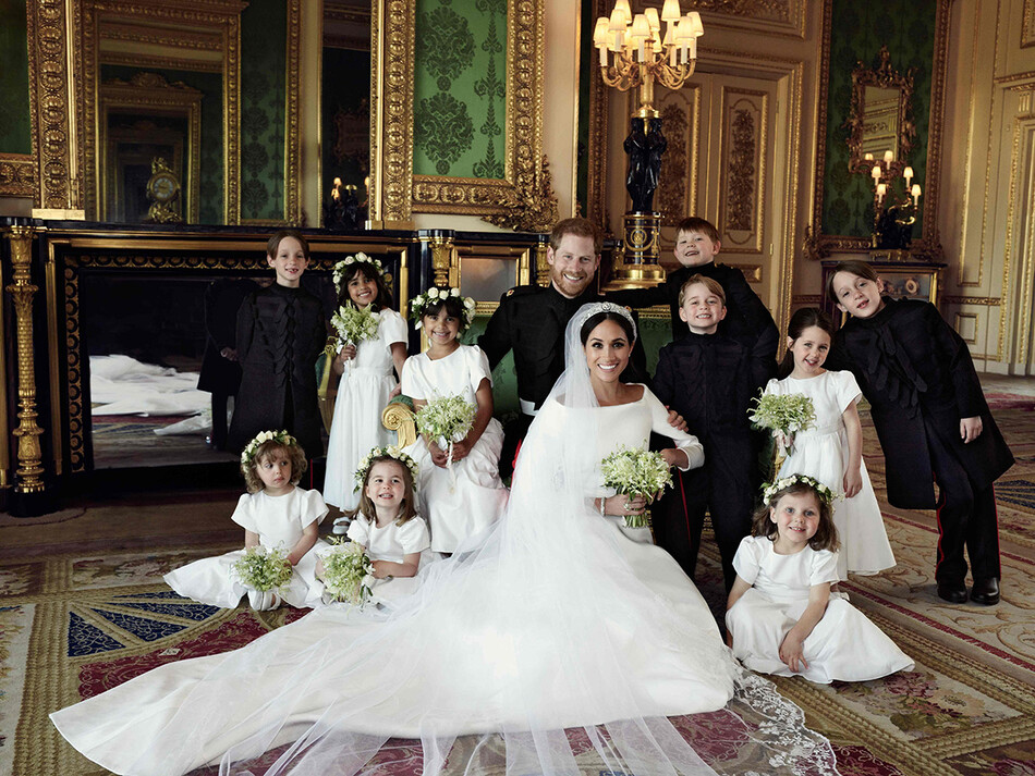 Официальное свадебное фото принца Гарри и Меган Маркл сделанное в Зелёной гостиной в Виндзорском замке 19 мая 2018 года в Виндзоре, Великобритания