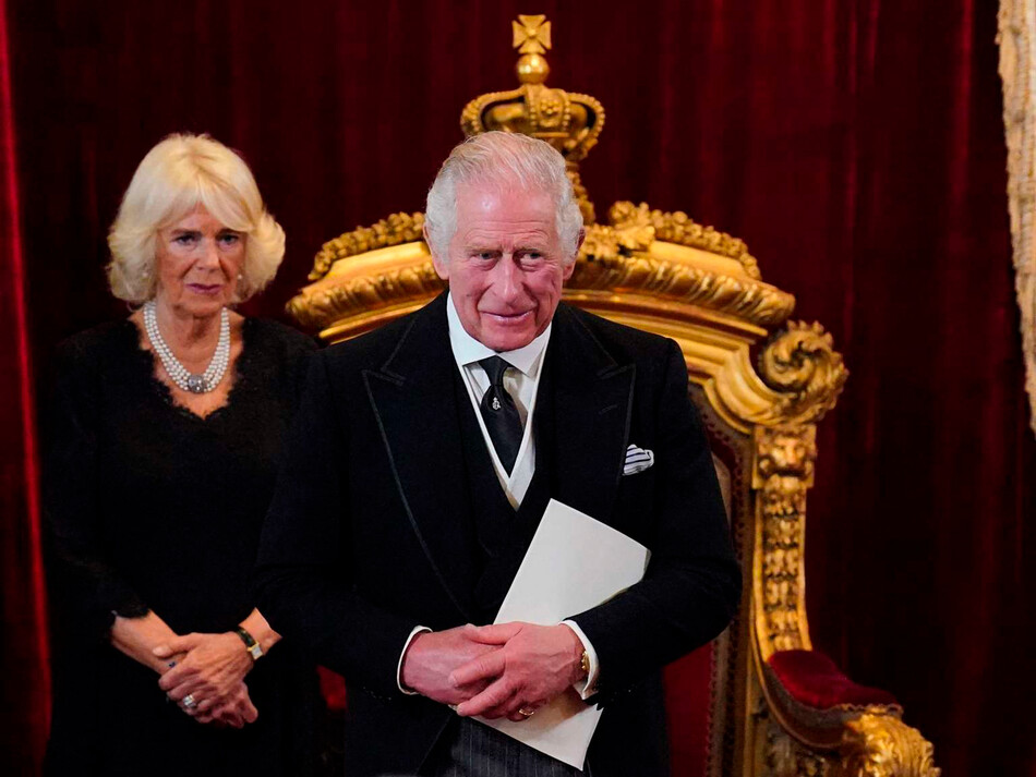 Король Карл III и королева-консорт Камилла во время заседания Совета по присоединению в Сент-Джеймсском дворце в Лондоне 10 сентября 2022 года