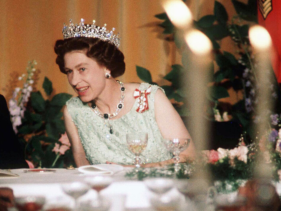 Елизавета II на ужине в короне 