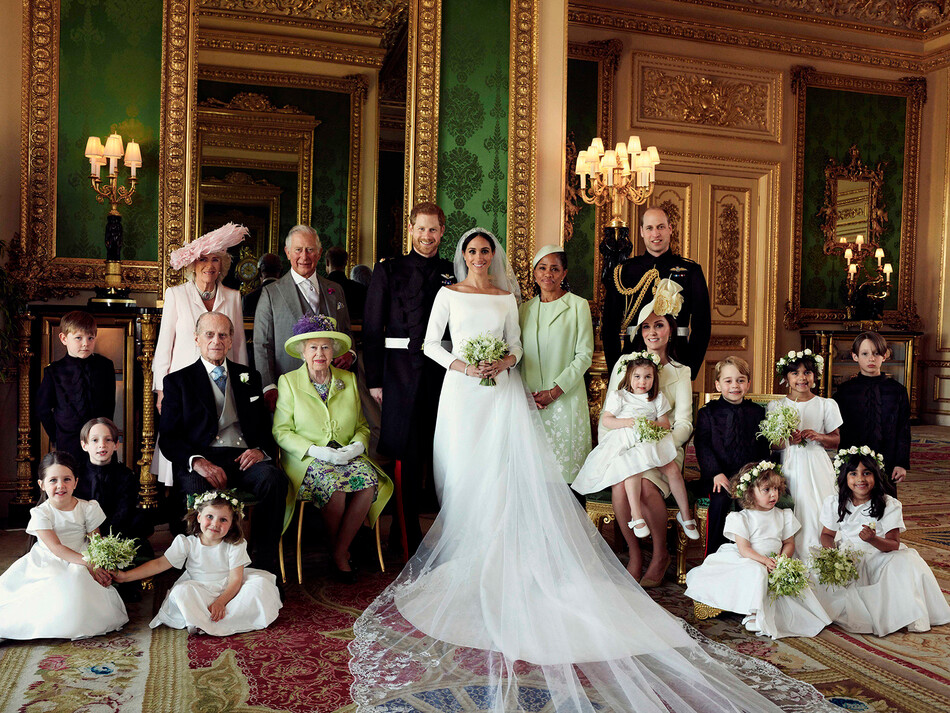 Официальный свадебный портрет принца Гарри и Меган Маркл с членами королевской семьи в Зелёной гостиной в Виндзорском замке 19 мая 2018 года в Виндзоре, Англия