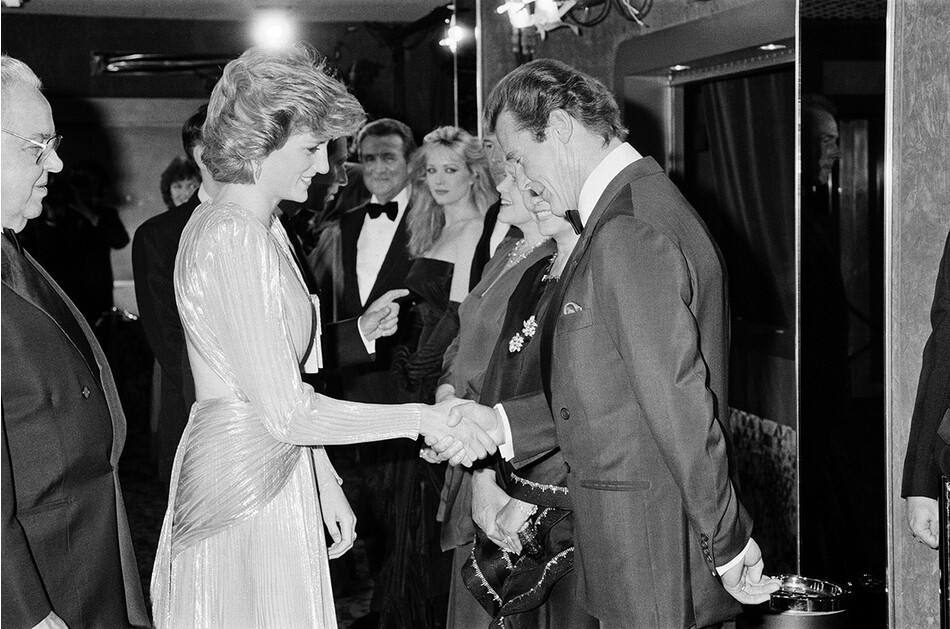 Принцесса Диана приветствует главного актёра Роджера Мура на королевской премьере 14-го фильма 007 о Джеймсе Бонде &laquo;Вид на убийство&raquo;, 1983
