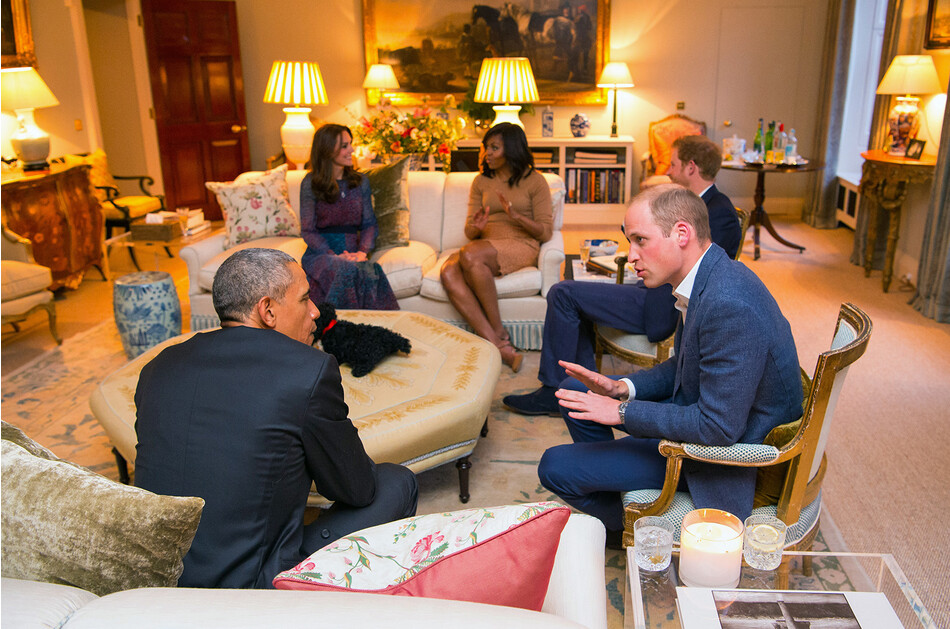 Принц Уильям, герцог Кембриджский беседует с президентом США Бараком Обамой, пока Кэтрин, герцогиня Кембриджская беседует с первой леди США Мишель Обамой и принцем Гарри в гостиной квартиры 1А Кенсингтонского дворца, во время званного ужина 22 апреля 2016 г. в Лондоне, Англия