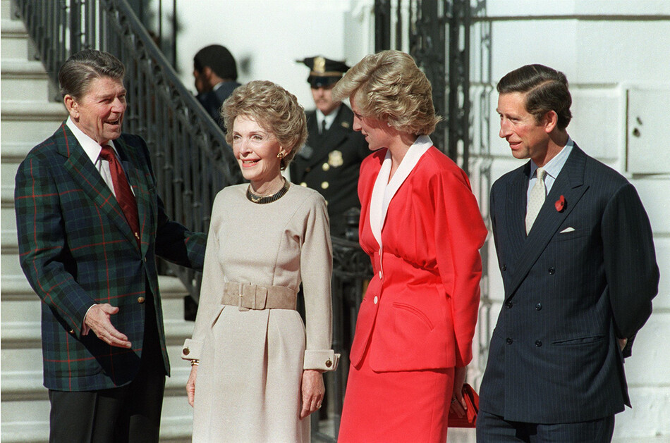 Президент США Рональд Рейган и его жена Нэнси приветствуют принцессу Диану и принца Чарльза, 1985