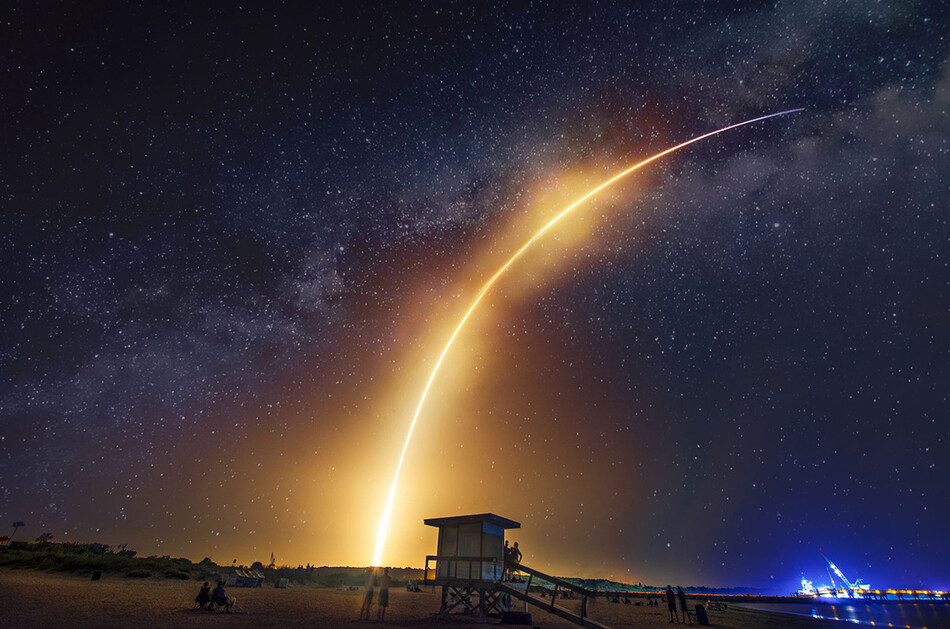 Falcon Heavy от SpaceX запускается на мысе Канаверал, Флорида