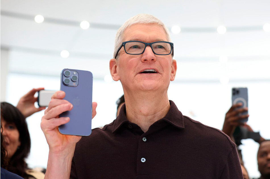 Тим Кук говорит, что потребители готовы заплатить больше за iPhone Ultra