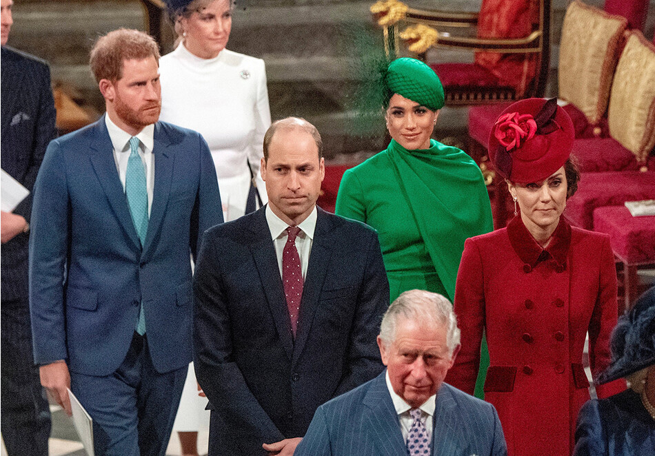Принц Чарльз, принц Уильям, Кейт Миддлтон, принц Гарри и Меган Маркл покидают праздничную службу в соборе Святого Павла в 2019 году