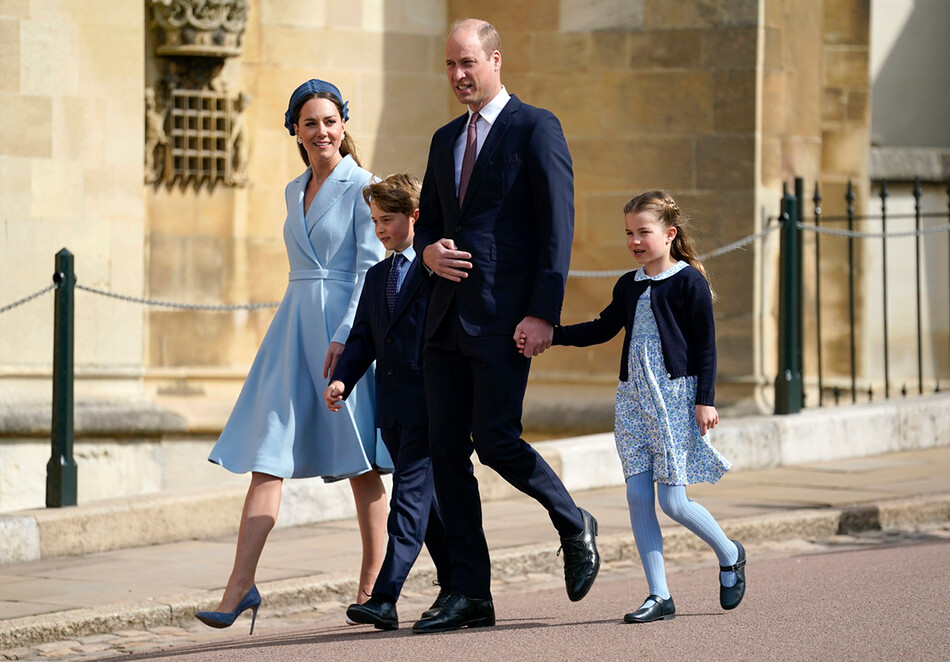 Герцог и герцогиня Кембриджские с принцем Джорджем и принцессой Шарлоттой посещают традиционную пасхальную воскресную службу в часовне Святого Георгия на территории Виндзорского замка 16 апреля 2022 года в Виндзоре, Англия