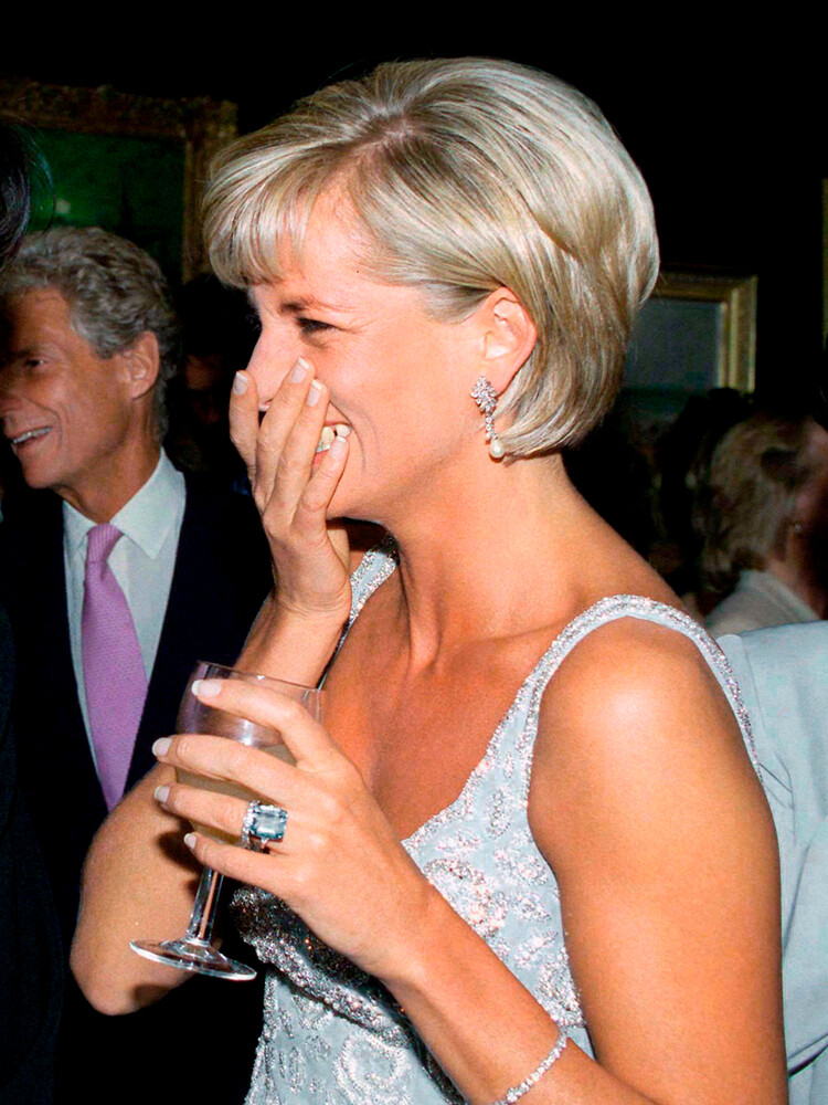 Диана, принцесса Уэльская, посетила гала-прием и превью своего &laquo;аукциона платьев&raquo; на Christies в Лондоне 02 июня 1997 года