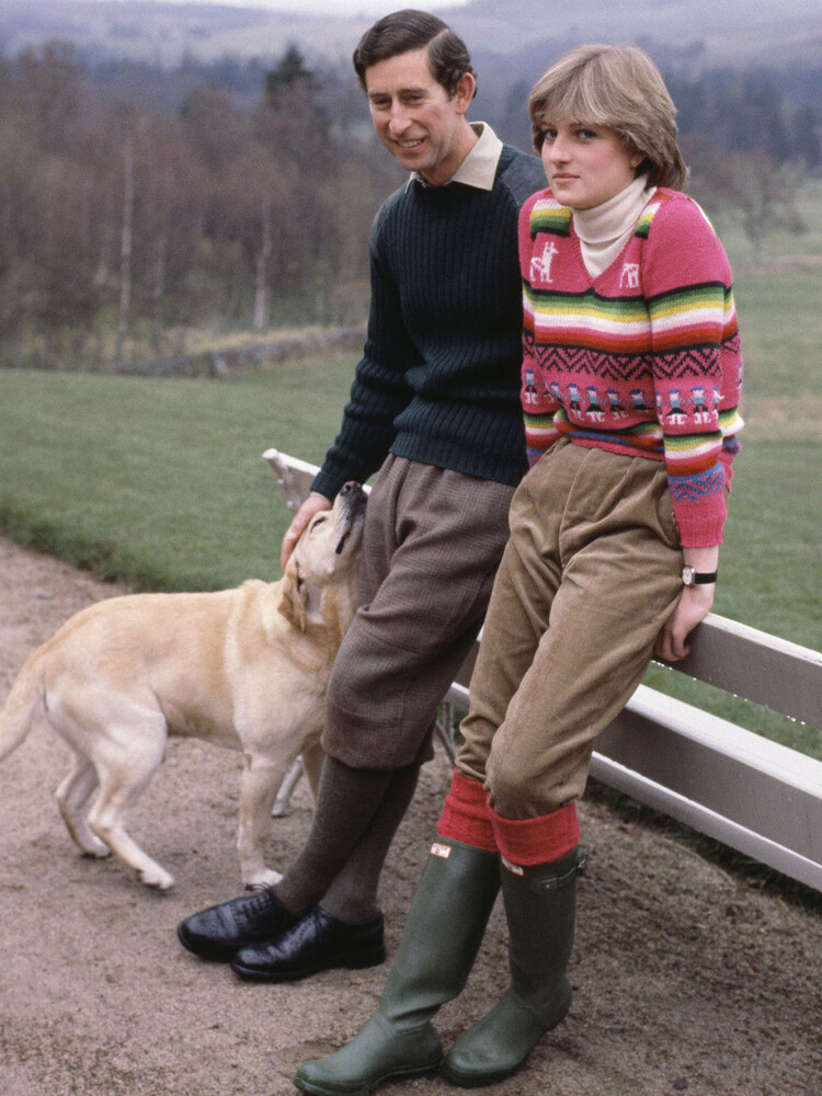 Британская королевская семья, Балморал, Шотландия, 6 мая 1981 года. Принц Чарльз и его невеста леди Диана Спенсер вместе со своей собакой Харви отдыхают на скамейке
