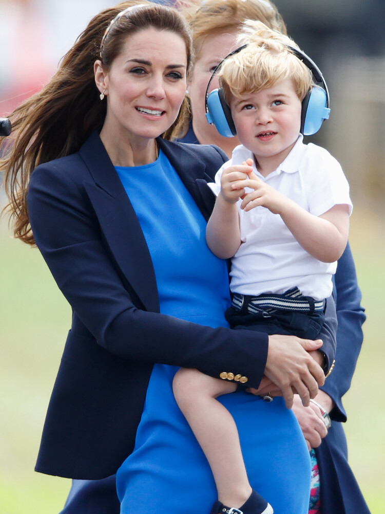 Кейт Миддлтон с принцем Джорджем на авиабазе Фэрфорд 2016 год