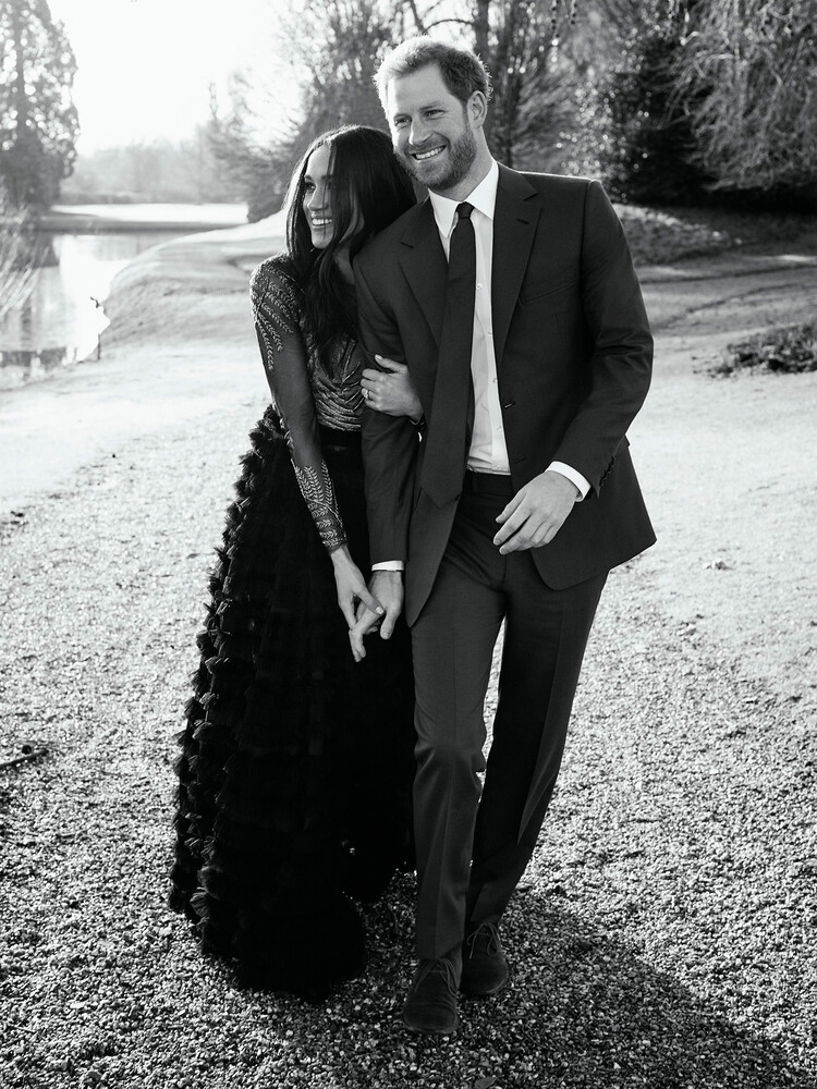 Принц Гарри и Меган Маркл в день помолвки во Фрогмор-Хаусе в декабре 2017 года в Виндзоре, Великобритания