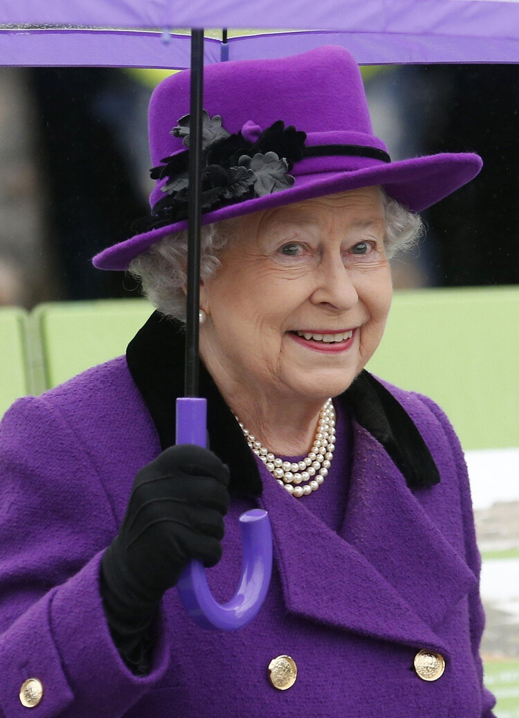 Почему королева Елизавета II никому не разрешала держать зонт над её головой?