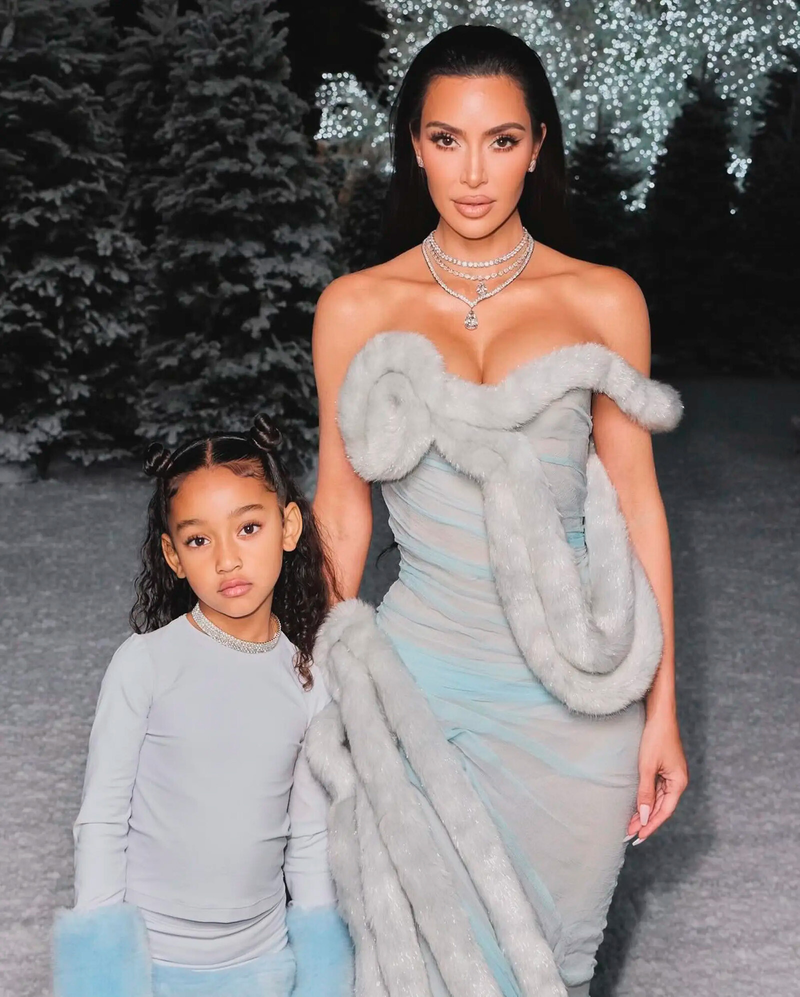 Ким Кардашьян блистала в ледяном платье на рождественской вечеринке своей семьи