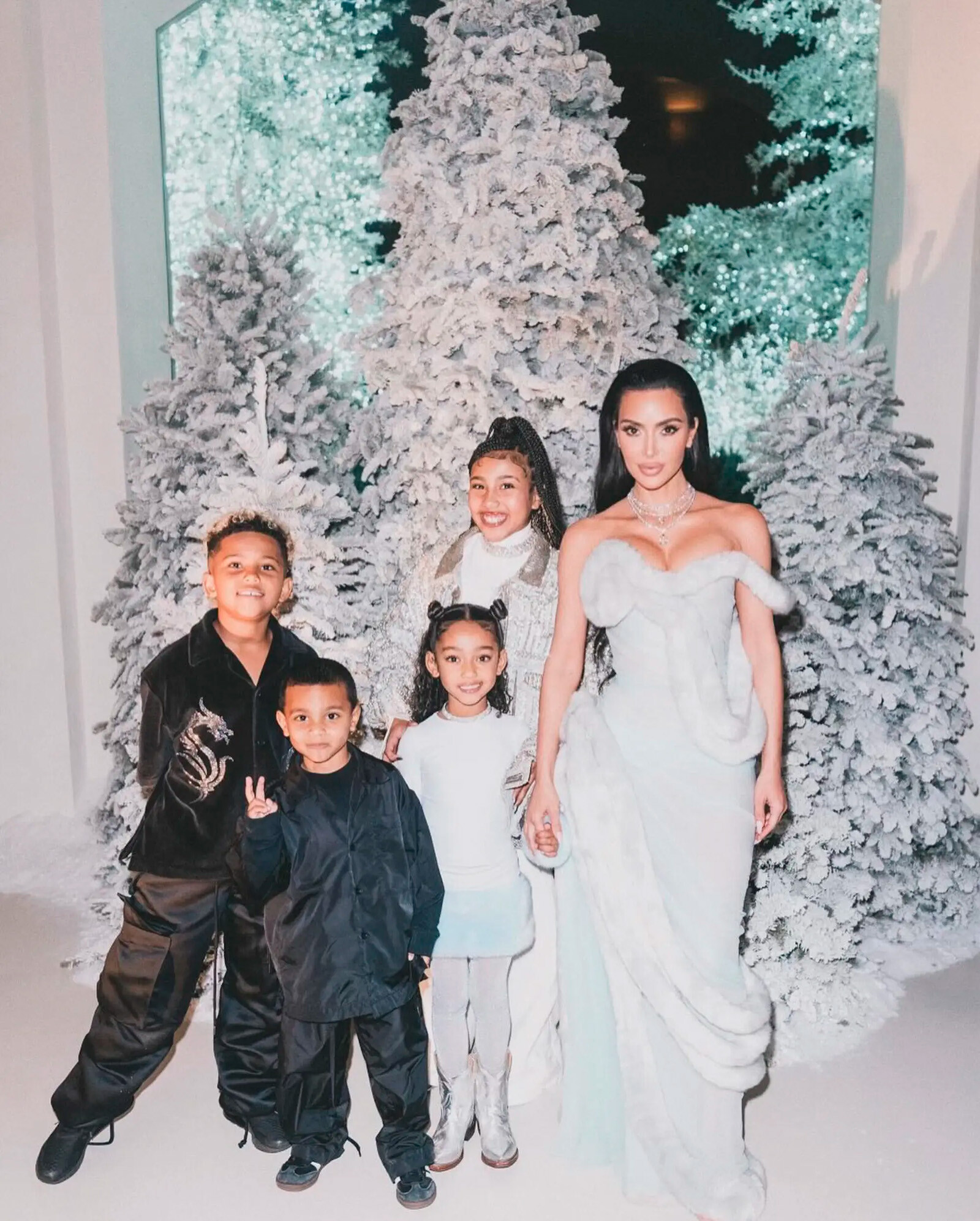 Ким Кардашьян с детьми&nbsp;на рождественской вечеринке своей семьи