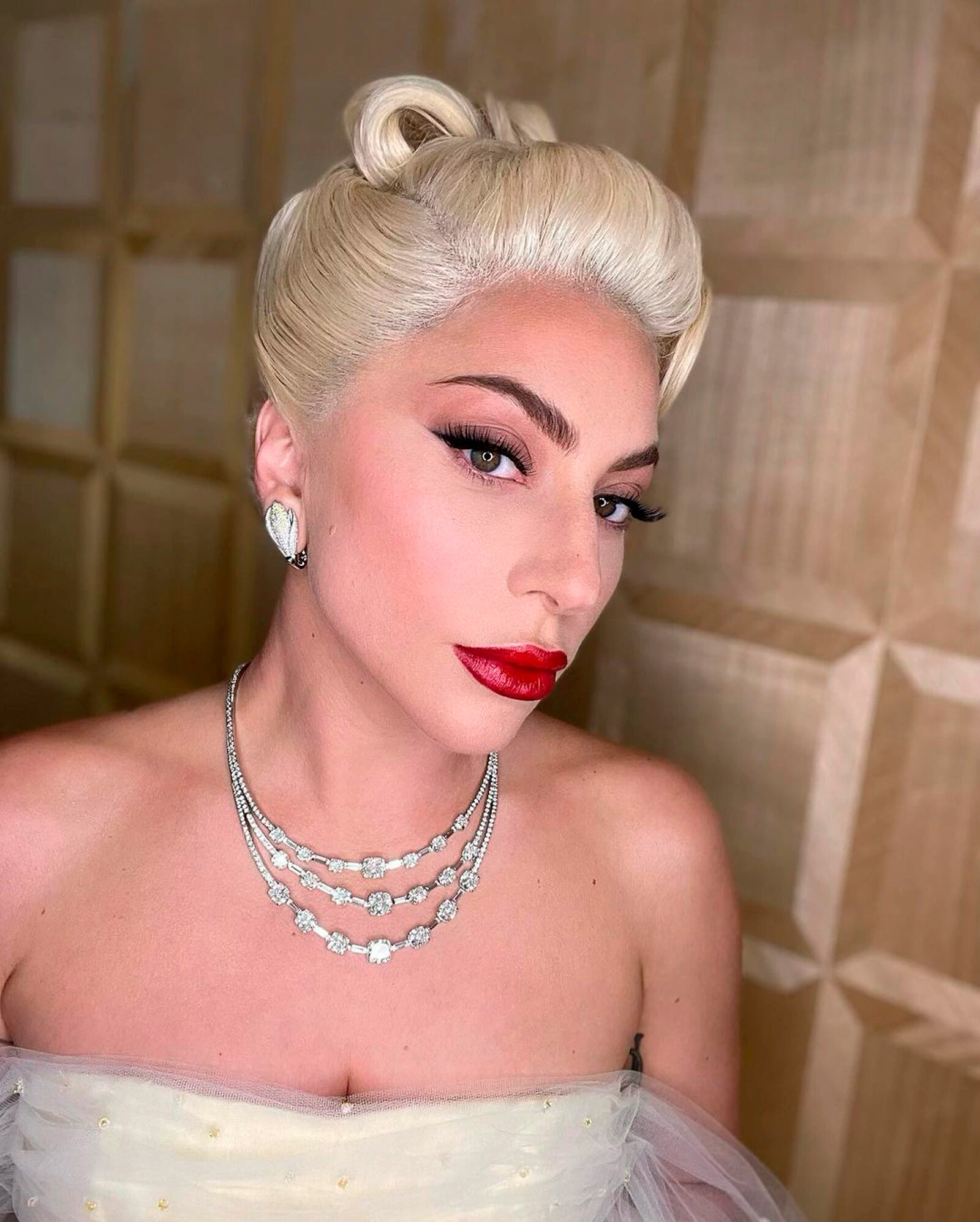Леди Гага сделала селфи без макияжа в постели