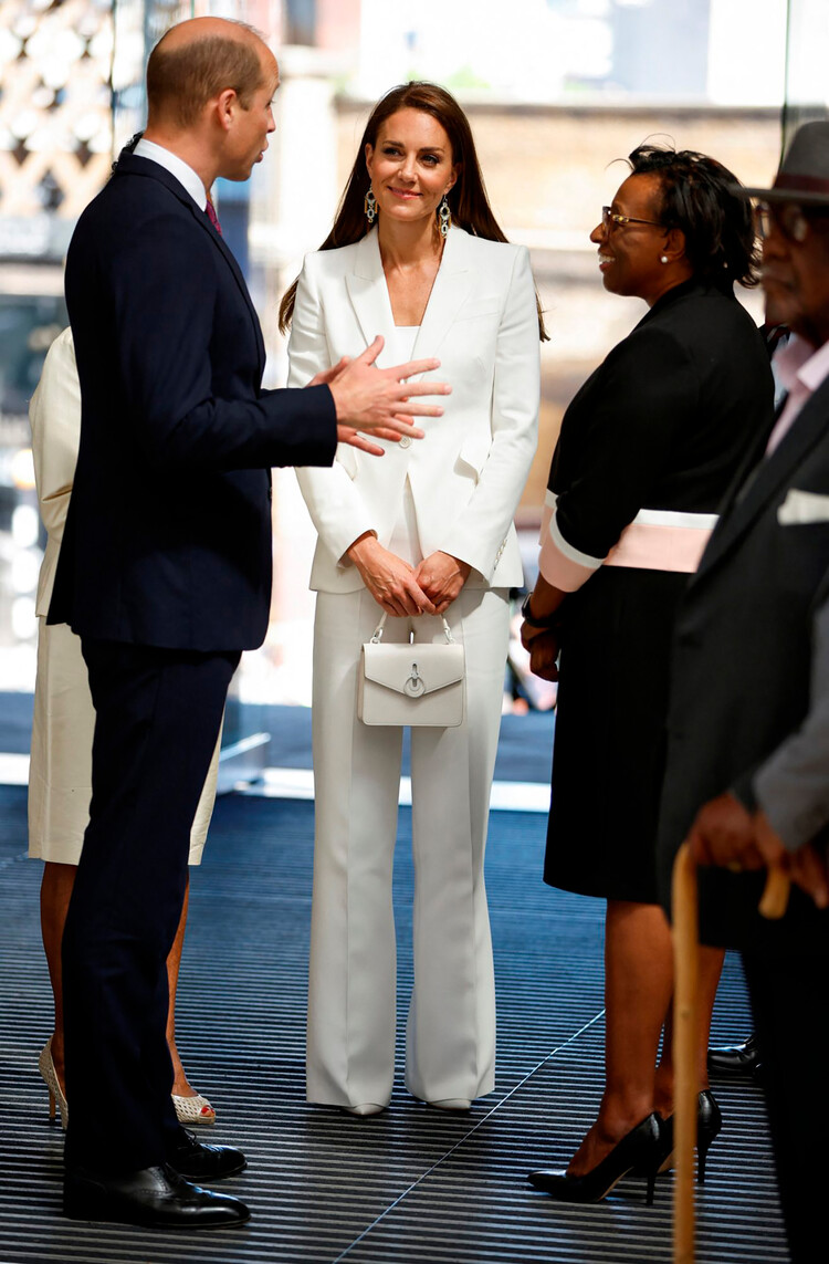 Принц Уильям с герцогиней Кэтрин разговаривают с гостями праздничной церемонии открытия Национального монумента Виндраш на вокзале Ватерлоо в Лондоне 22 июня 2022 года