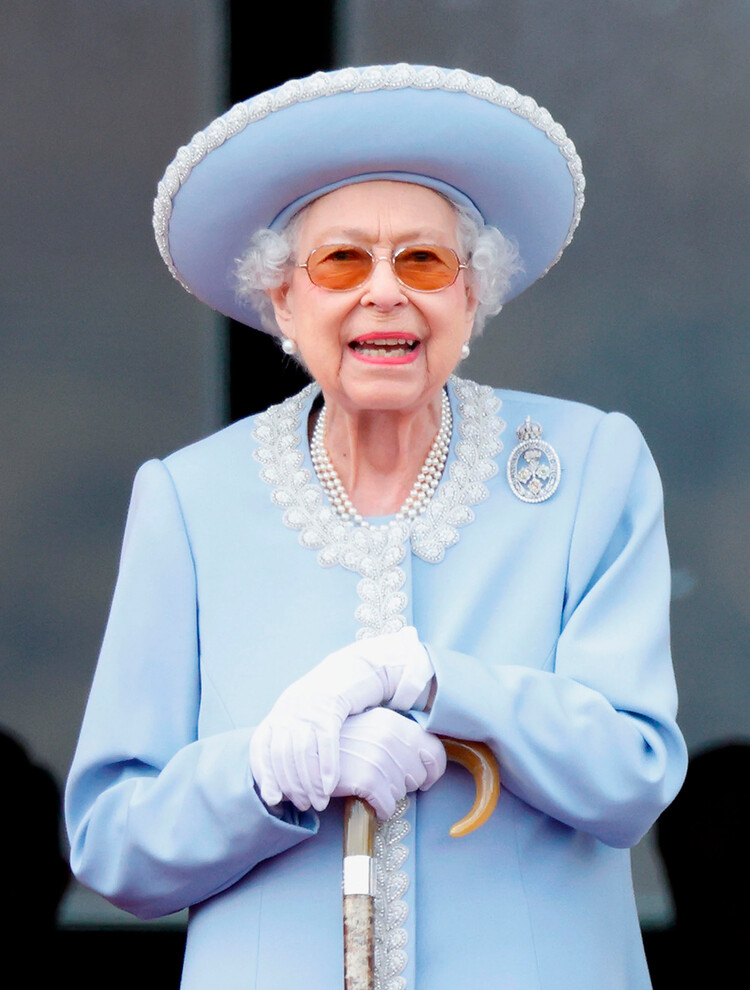 Королева Елизавета II на балконе Букингемского дворца во время парада Trooping the Colour 2 июня 2022 года в Лондоне, Англия