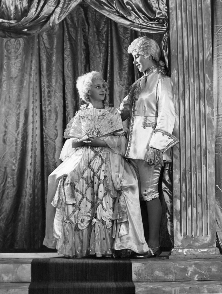 Принцесса Маргарет и королева Елизавета II играют в пантомине &laquo;Золушка&raquo; в Виндзорском замке, 1941