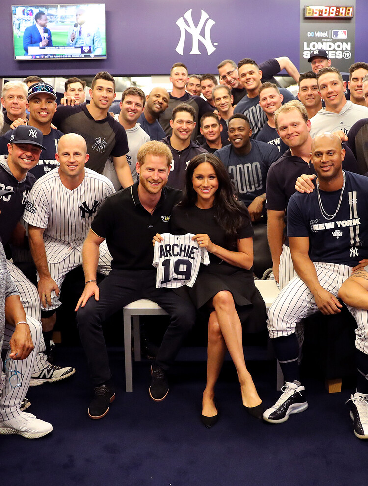 Принц Гарри и Меган Маркл с командой&nbsp;New York Yankees