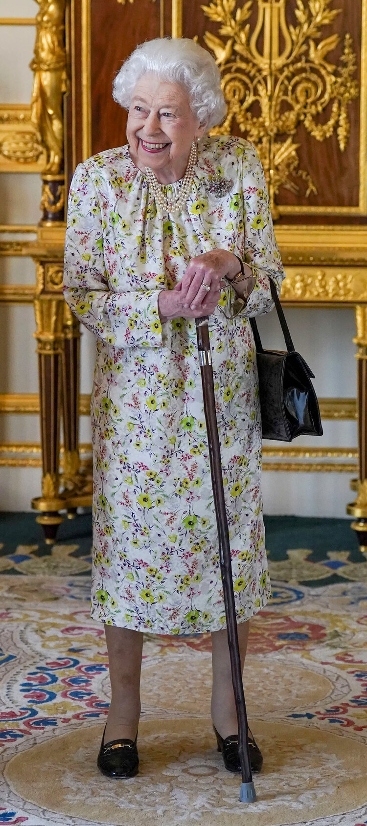 Королева Елизавета II на выставке приуроченной 70-летию британской ремесленной компании Halcyon Days в Белой гостиной в Виндзорском замке, 23 марта 2022 года в Виндзоре, Англия
