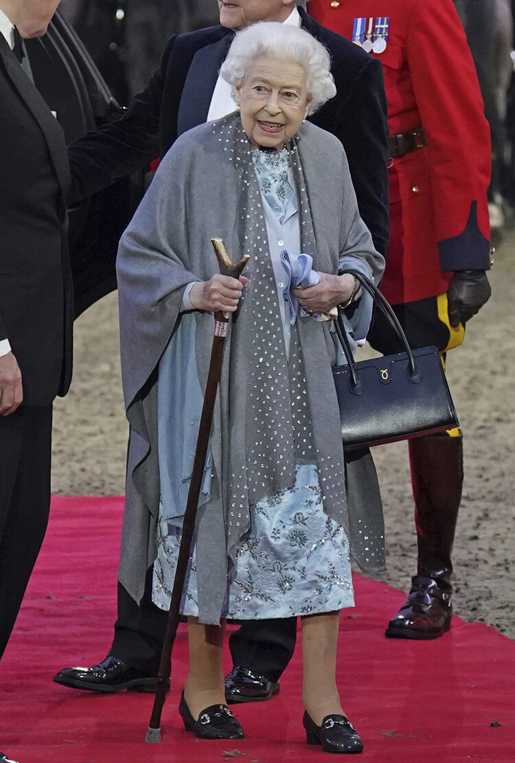 Королева Елизавета II прибывает на Королевское конное шоу &laquo;Галоп по истории&raquo; в Виндзорском парке Хоум Парк 15 мая 2022 года в Виндзоре, Англия