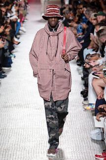 Valentino Spring 2019 Menswear / Валентино Весна Лето 2019 Мужская Неделя Моды в Париже