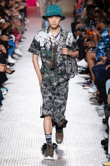 Valentino Spring 2019 Menswear / Валентино Весна Лето 2019 Мужская Неделя Моды в Париже