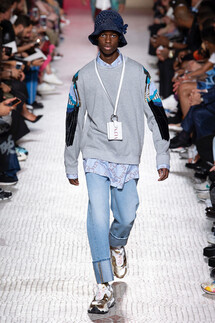 Valentino Spring 2019 Menswear / Валентино Весна Лето 2019 Мужская Неделя Моды в Париже