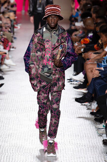 Valentino Spring 2019 Menswear / Валентино Весна Лето 2019 Мужская Неделя Моды в Париже