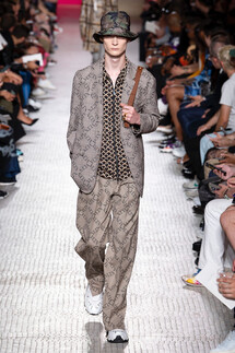 Valentino Spring 2019 Menswear / Валентино Весна Лето 2019 Мужская Неделя Моды в Париже