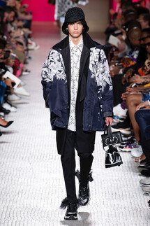 Valentino Spring 2019 Menswear / Валентино Весна Лето 2019 Мужская Неделя Моды в Париже