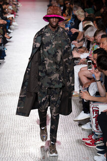 Valentino Spring 2019 Menswear / Валентино Весна Лето 2019 Мужская Неделя Моды в Париже