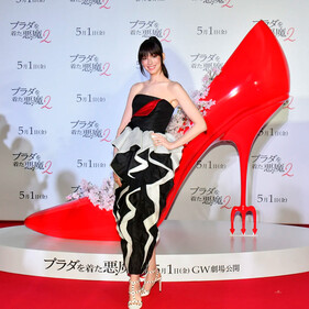 Образы Энн Хэтэуэй для «Дьявол носит Prada 2» вдохновлены главным трендом этого лета