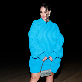 Миссис уют: Эшли Грэм показала, как правильно носить платье-свитер