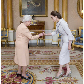 Почему Елизавета II так любит Анджелину Джоли