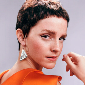 Эмма Уотсон с ультракороткой стрижкой пикси стала новым лицом аромата от Prada