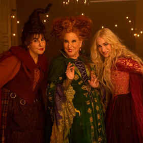 Вышел трейлер фильма «Фокус-покус 2» — Бетт Мидлер, Сара Джессика Паркер и Кэти Наджими снова играют коварных ведьм
