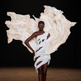Танец океана: Iris van Herpen представил кутюрную коллекцию-манифест
