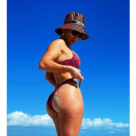 Дженнифер Лопес носит шляпу-ведро от Dior и в самолёт, и на пляж