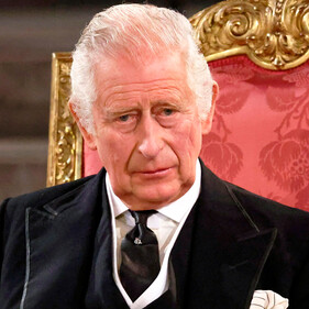 «С глаз долой!»: почему король Карл III хочет вычеркнуть принцев Гарри и Эндрю из числа своих официальных заместителей?