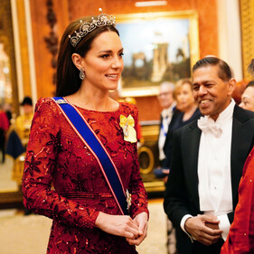 Кейт Миддлтон в красном платье, тиаре и серьгах королевы Елизаветы II посетила приём в Букингемском дворце