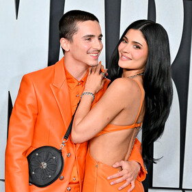 Мандариновая пара: Кайли Дженнер и Тимоти Шаламе вышли в свет в ярко-оранжевых образах