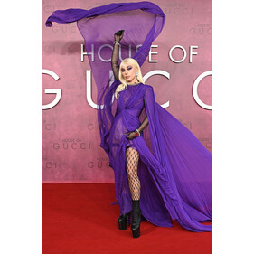 Словно бабочка: Леди Гага выбрала воздушный наряд для премьеры фильма «Дом Gucci»