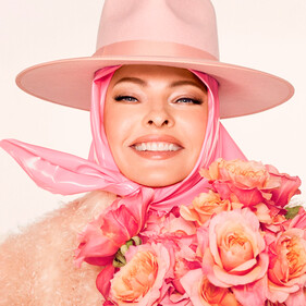 Линда Евангелиста триумфально вернулась на обложку британского Vogue после ужасных последствий криолиполиза