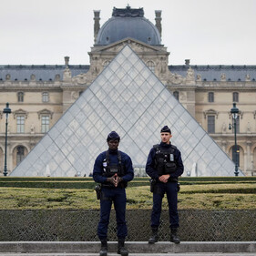 Появилось первое видео нашумевшего ограбления Лувра