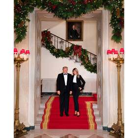Мелания и Дональд Трамп выбрали парный лук для последнего фото из Белого дома